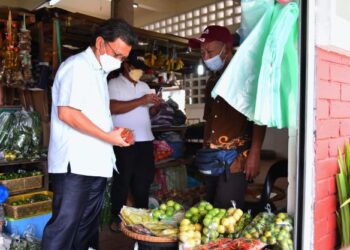 MOHD Shafie Apdal meninjau harga sayur-sayuran di Pasar Besar Kota Kinabalu hari ini.