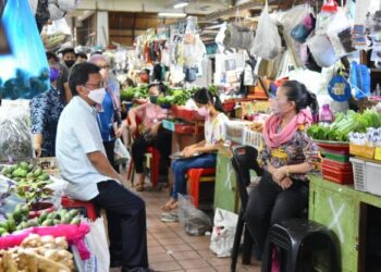 MOHD. Shafie (kiri) semasa tinjauan harga barangan di Pasar Besar Kota Kinabalu hari ini.