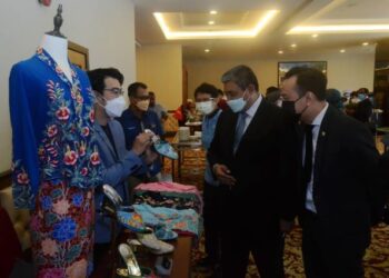ISKANDAR MIRZA Mohd. Yusof (dua dari kanan) melihat produk kraf tangan yang dipamerkan pada program 'My Destination Sabah and Labuan to Penang' di Georgetown, Pulau Pinang hari ini.
