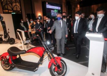 ADHAM Baba (tengah) melawat ruang pameran selepas majlis menandatangani MOA antara NMB dengan enam syarikat dari Korea Selatan di Putrajaya. - UTUSAN/FAISOL MUSTAFA