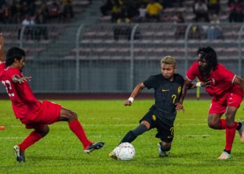 FAISAL Halim diasak pemain Maldives pada Perlawanan Persahabatan Antarabangsa Tier 1 antara Malaysia menentang Maldives, di Stadium Bola Sepak Kuala Lumpur, Cheras, di sini hari ini. Foto: SHIDDIEQIIN ZON