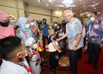 MAHDZIR Khalid bertanya khabar kepada guru dan pelajar Tabika Kemas pada Majlis Penutupan dan Penyampaian Hadiah Hari Potensi Tabika Kemas Peringkat Kebangsaan 2021 di  Alor Setar hari ini. - UTUSAN/MOHD. RAFIE AZIMI