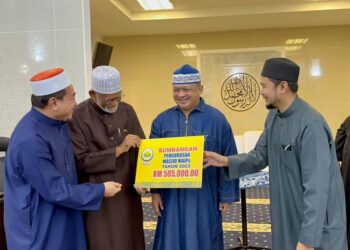 TUANKU Syed Faizuddin Putra Jamalullail (dua dari kanan) menyaksikan simbolik penyerahan sumbangan bernilai RM505,000 untuk pengurusan masjid seluruh Perlis bersempena program Qiam Ramadan di Masjid Al-Ghufran, Batu Dua Lama, Kangar, Perlis semalam.-UTUSAN