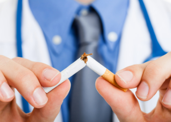 Merokok mengurangkan ketumpatan tulang dan meningkatkan risiko patah tulang.