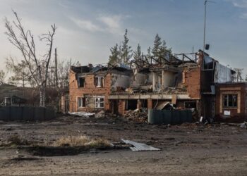 BANGUNAN musnah dalam serangan di wilayah Donetsk, timur Ukraine. - AFP