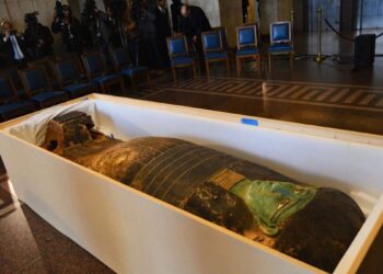 SARKOFAGUS kayu purba dipamerkan di Muzium Sains Asli Houston di Amerika Syarikat (AS) dipulangkan semula kepada Mesir. - AGENSI 