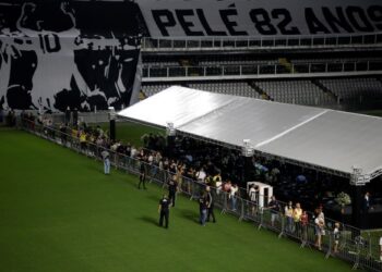 ORANG ramai memberi penghormatan terakhir kepada legenda bola sepak, Pele di Vila Belmiro, Santos, Sao Paulo, Brazil. - AFP 