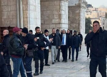 BEN-Gvir memasuki pekarangan Masjid Al-Aqsa kelmarin walaupun menerima ancaman daripada pejuang Hamas.-AGENSI  