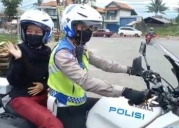 SEORANG wanita hamil mengidam untuk menaiki motosikal polis di Garut, Jawa Barat. - AGENSI