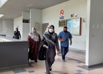 TERTUDUH (depan) didenda sebanyak RM30,000 oleh Mahkamah Sesyen, Ayer Keroh, Melaka selepas mengaku salah menyorok barangan keperluan kawalan. - UTUSAN/DIYANATUL ATIQAH ZAKARYA