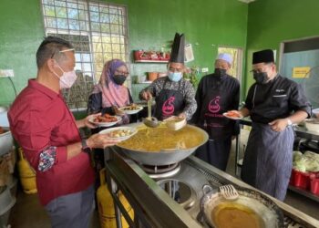 JAFFRI Ahmad (kiri) beramah mesra dengan tetamu terhormat pada Majlis Perasmian Rumah Makan Percuma (RMP) dan Majlis Penyerahan Zakat Ayam Bismi 2021 di Alor Setar hari ini. - UTUSAN/JAMLIAH ABDULLAH