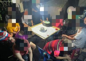 SEBAHAGIAN daripada individu yang ditahan ketika bermain judi belangkas di Lorong Ayer Puteh, Jalan Kota Tanah di Jalan Pengawai, Alor Setar semalam.