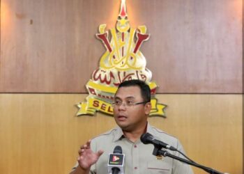 AMIRUDIN Shari dalam sidang akhbar khas mengenai bantuan BSB di Bilik Gerakan Majlis Tindakan Ekonomi Selangor (MTES) di Bangunan SUK, Shah Alam, Selangor hari ini. - UTUSAN / ZULFADHLI ZAKI