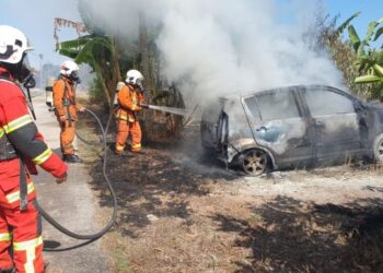 PASUKAN bomba giat memadamkan kebakaran kereta yang berlaku akibat pembakaran sampah di Parit 3 Timur Sungai Panjang, Sungai Besar di Sabak Bernam, Selangor, hari ini.