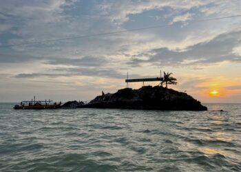 DARI tumpuan kaki pancing, Pulau Batu Layang kini mula menjadi tumpuan pelancong yang ingin menikmati panorama indah lokasi berkenaan di Kuala Perlis. - UTUSAN/MOHD. HAFIZ ABD. MUTALIB