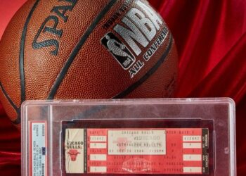 TIKET perlawanan sulung bintang bola keranjang Michael Jordan dilelong pada harga AS$468,000 (RM1.96 juta).