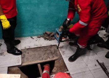 POLIS memeriksa perigi yang menjadi tempat seorang lelaki terjun selepas membunuh isterinya di Bogor, Indonesia. - AGENSI
