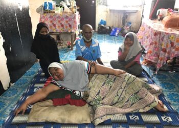 MOHD. Rajman Mohamed cekal menjaga isterinya yang sakit angin ahmar di rumah mereka di Taman Agropolitan Rantau Manis, Gua Musang, Kelantan. - UTUSAN/AIMUNI TUAN LAH
