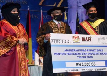 RONALD Kiandee (tengah) menyampaikan Anugerah Khas Pingat Emas Menteri Pertanian dan Industri Asas Tani Tahun 2020 kepada Mohd Zakaria Abd Rahman pada  Majlis Konvokesyen Pertanian Kali Ke-10 Tahun 2022 di Pusat Konvensyen Antarabangsa Putrajaya (PICC), Putrajaya. -UTUSAN/FAISOL MUSTAFA