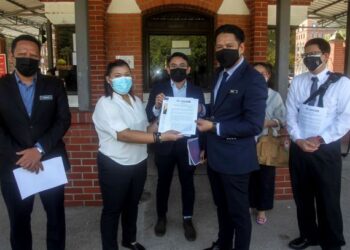 AZURA Nasron (dua kiri) menyerahkan memorandum kepada Rizal Hashim (dua kanan) bagi menuntut penglibatan CSO Malaysia dalam proses penggubalan dan pelaksanaan NAPPCVE di Kementerian Dalam Negeri, Putrajaya. - UTUSAN/FAISOL MUSTAFA