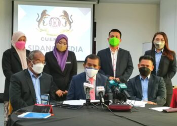 ADNAN Mat (duduk-tengah) bersama Setiausaha Tetap Ceupacs Sabah, Ajulahin Japin (duduk-kanan) semasa sidang akhbar di Kota Kinabalu hari ini.