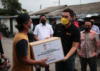 TENGKU Amir Shah Sultan Sharafuddin Idris Shah menyampaikan sumbangan kepada salah seorang penduduk Kampung Kebun Bunga menerusi Program SAY dengan kerjasama YRMS di Shah Alam, Selangor, baru-baru ini.