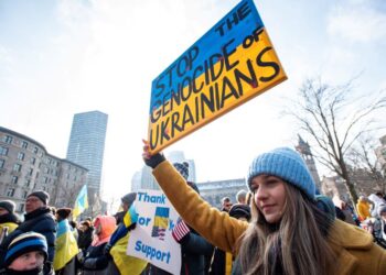 PENUNJUK perasaan memegang sepanduk dan mengibarkan bendera semasa perhimpunan solidariti untuk Ukraine di Dataran Copley di Boston, Massachusetts minggu lalu.-AFP