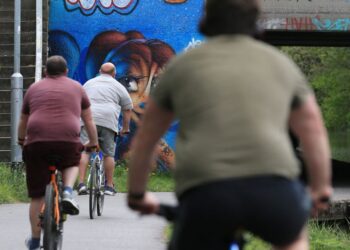 PENDUDUK melakukan senaman harian berbasikal di sepanjang terusan Leeds ke Liverpool di utara England.-AFP