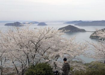 PEMANDANGAN pulau di Jepun dilihat dari Gunung Shiude di Mitoyo, wilayah Kagawa.-AGENSI