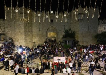 PENDUDUK Palestin berkumpul di luar pintu gerbang Damsyik di kota lama Baitulmuqaddis pada hari pertama Ramadan. - AFP