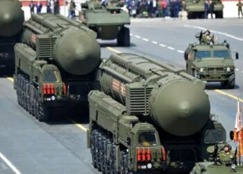 PELURU berpandu balistik antara benua berkeupayaan nuklear milik Russia dipamerkan dalam perarakan tentera di Moscow. - AGENSI    