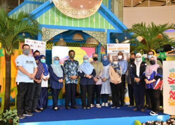 NORAZAH Abd. Rahman (tengah) bergambar bersama tetamu khas pada program sempena Hari Kesedaran Autisme Sedunia di Shah Alam, Selangor, semalam.