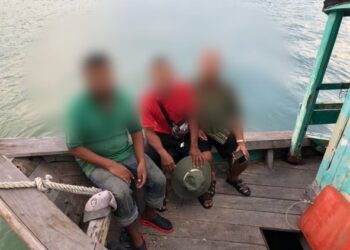 TIGA lelaki ditahan pihak Maritim Malaysia Selangor selepas gagal menunjukkan sebarang dokumen perjalanan dan pengenalan diri yang sah ketika berada di perairan berhampiran Tanjung Harapan, Pelabuhan Klang, di Klang, Selangor, semalam.
