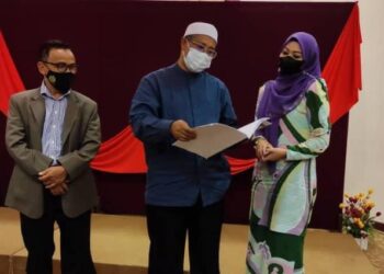 MOHD. Nor Hamzah (tengah) menerangkan mengenai Garis Panduan Hiburan, Persembahan Kebudayaan, Pelancongan dan Sukan kepada Pengurus Besar Hotel Tanjung Vista, Lily Julia Hassan Tan di Kuala Terengganu, hari ini.