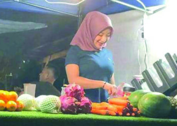 DARLENE menyiapkan air buah yang dipesan pelanggan di kedainya di Jalan Pasir Panjang, Kuala Terengganu, Terengganu.