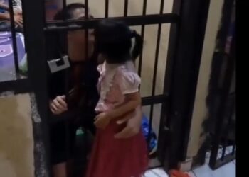 TANGKAP layar video tular seorang banduan diberi peluang memeluk anaknya.-AGENSI 
