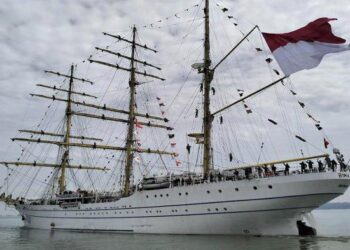 KAPAL KRI Bima Suci berlepas dari Jeti Ujung, Surabaya kelmarin.-AGENSI