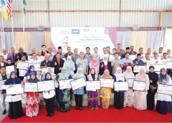 MENTERI Pendidikan,  Fadhlina Sidek (tengah) melancarkan majlis penyerahan sumbangan untuk Projek Bilik Darjah Pintar Yayasan AEON Malaysia di Bukit Mertajam, Pulau Pinang, baru-baru ini.