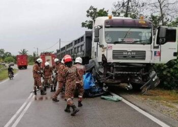 DUA wanita maut apabila Perodua Myvi dinaiki bertembung dengan lori treler dalam kejadian di Jalan Rompin Lama berhampiran kolam udang di Pekan, Pahang. – IHSAN JBPM PAHANG