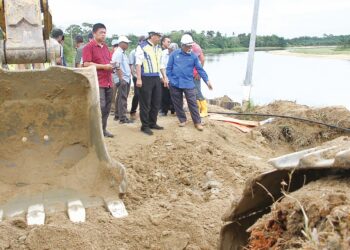 MOHAMMAD Nizar Jamaluddin (depan, tengah) melawat kerja pembaikan paip air di LRA Teluk Kepayang, Bota dekat Parit. – UTUSAN/MUHAMAD NAZREEN SYAH MUSTHAFA