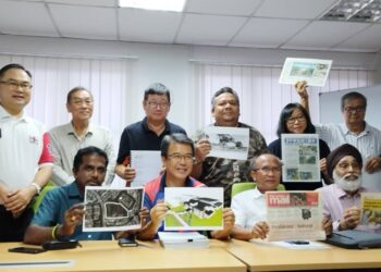 KUAN Chee Keong (duduk dua kiri) bersama beberapa penduduk ketika sidang akhbar permohonan bina SMKKK2 dekat Kota Kemuning di Shah Alam, Selangor. – UTUSAN/MOHAMAD NAUFAL MOHAMAD IDRIS