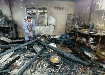 RUSLINA Harun menunjukkan keadaan rumahnya yang musnah dalam kebakaran di Kampung Bukit Ara, Ajil, Hulu Terengganu. – UTUSAN/NOOR HAYATI MAMAT