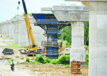 SEBAHAGIAN tiang jajaran  ECRL yang sedang dalam pembinaan di Kampung Tasek, Bukit Payung, Marang, Terengganu. - UTUSAN/PUQTRA HAIRRY ROSLI
