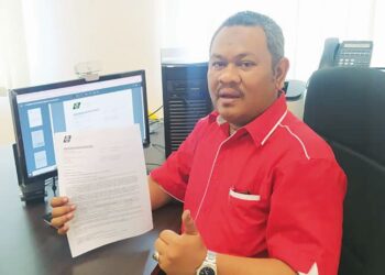WAN Zuhari Wan Ismail menunjukkan surat tawaran mengerjakan haji yang diterima olehnya di Politeknik Jeli, Kelantan-UTUSAN