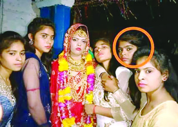 SELEPAS Surabhi meninggal dunia, majlis perkahwinan diteruskan dengan adiknya (dalam bulatan) menggantikan tempatnya. - AGENSI