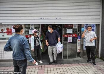 PELANGGAN menunggu di luar pasar raya di daerah Jing An, Shanghai selepas dua bulan diarahkan menjalani perintah berkurung di rumah.-AFP