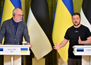 VOLODYMYR Zelensky (kiri) bersama Presiden Estonia, Alar Karis dalam sidang akhbar di Kyiv, Ukraine. - AFP    