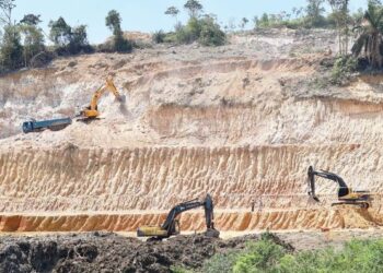 AKTIVITI mengorek tanah menyebabkan tiga bukit iaitu Bukit Kerayong, Bukit Kapar dan Bukit Cerakah gondol. Kerja-kerja pembersihan dan korek tanah di Bukit Kerayong, Kapar menyebabkan kawasan kampung sekitarnya kerap dilanda banjir lumpur di Klang, Selangor. - UTUSAN/ZULFADHLI ZAKI