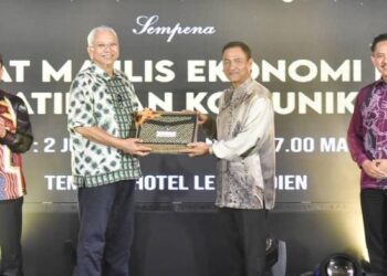 ANNUAR Musa (dua kiri) menerima cenderamata daripada Yakub Khan (dua kanan) semasa majlis makan malam di Kota Kinabalu semalam.