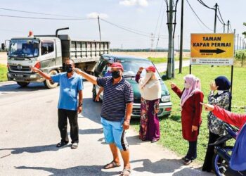 SEBAHAGIAN penduduk menunjukkan kawasan yang dijadikan perindustrian dibantah mereka kerana terlalu hampir dengan rumah mereka di Taman Kapar Permai, Taman Damai dan Taman Seri Kerayong, Kapar di Klang, Selangor. - UTUSAN/ZULFADHLI ZAKI